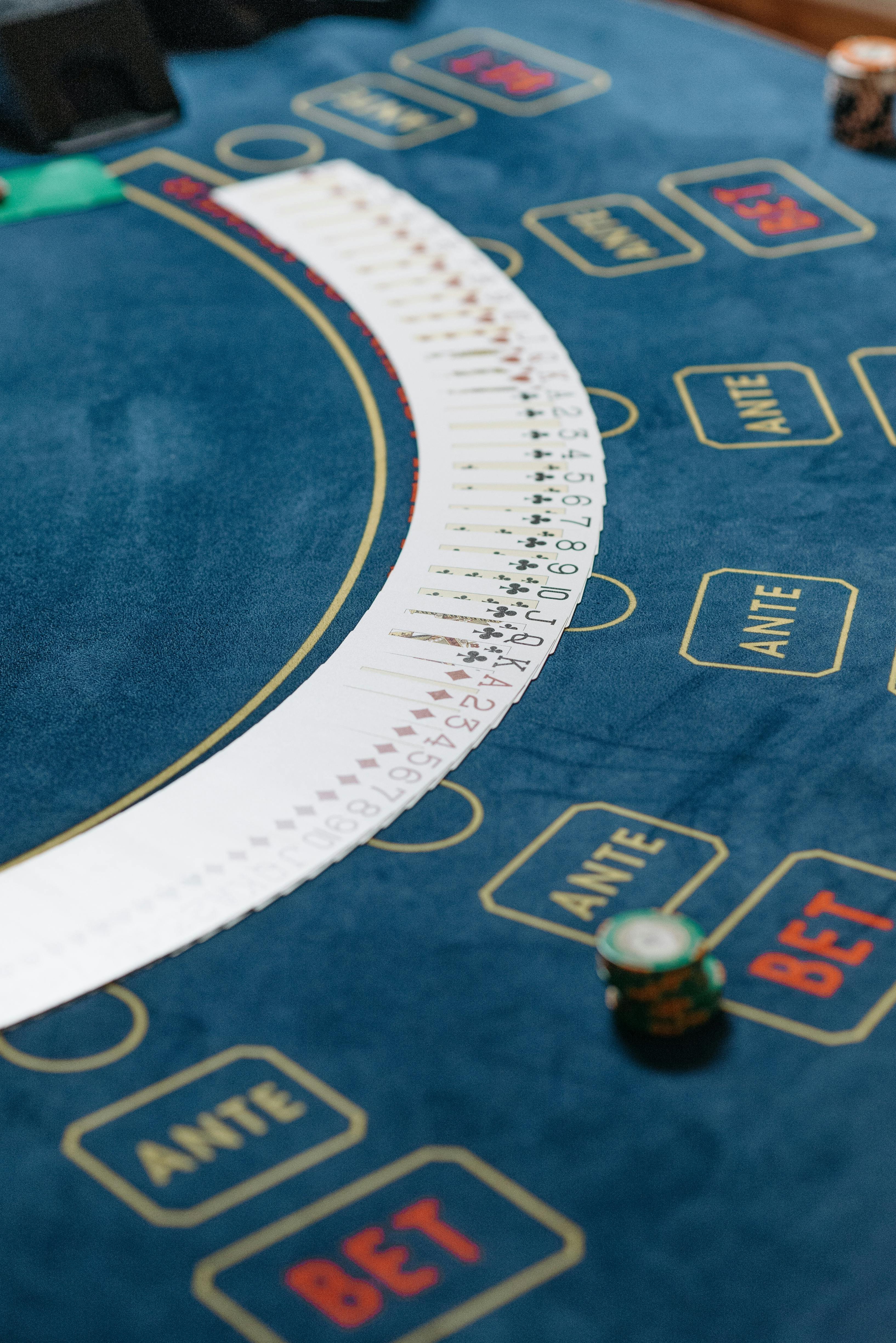 Studio live dealer Lightning Baccarat dengan meja permainan dan kamera multi-sudut
